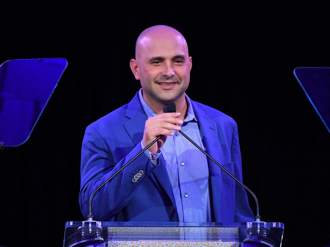 Craig Carton speaks at an event.